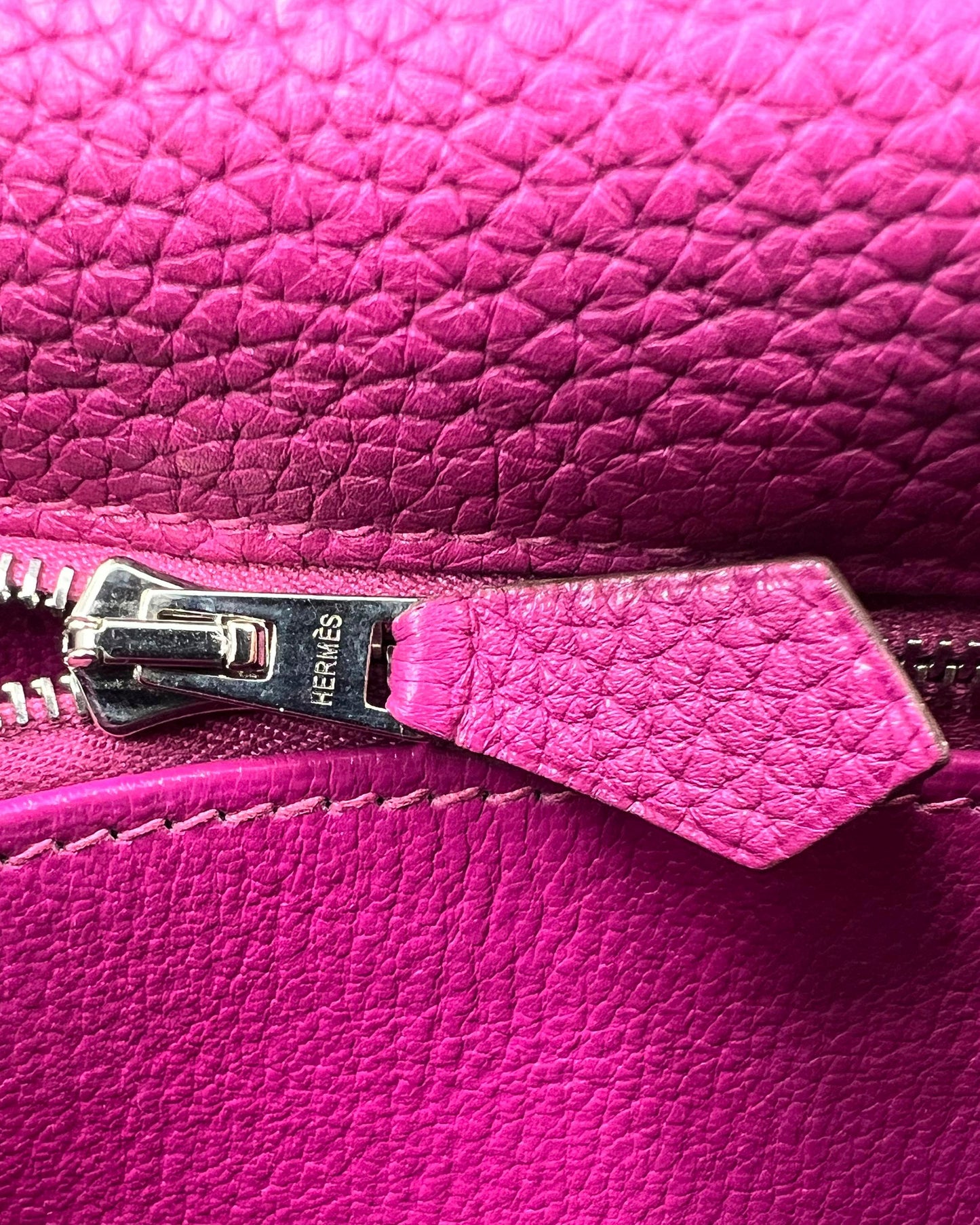 Detailaufnahme der Hermès Kelly 35 Tosca PHW in leuchtendem Tosca mit charakteristischem Hermès Verschluss