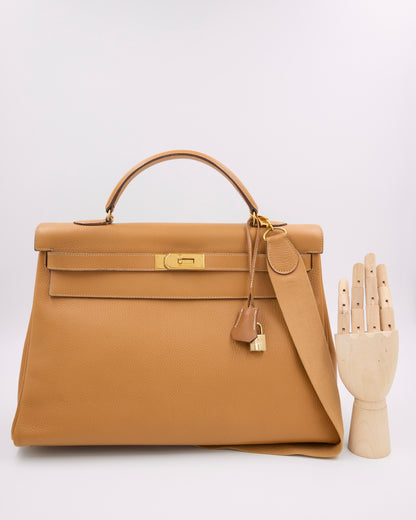 HERMÈS Kelly 40 beige GWH beige Designerhandtasche aus zweiter Hand mit Goldbeschlägen