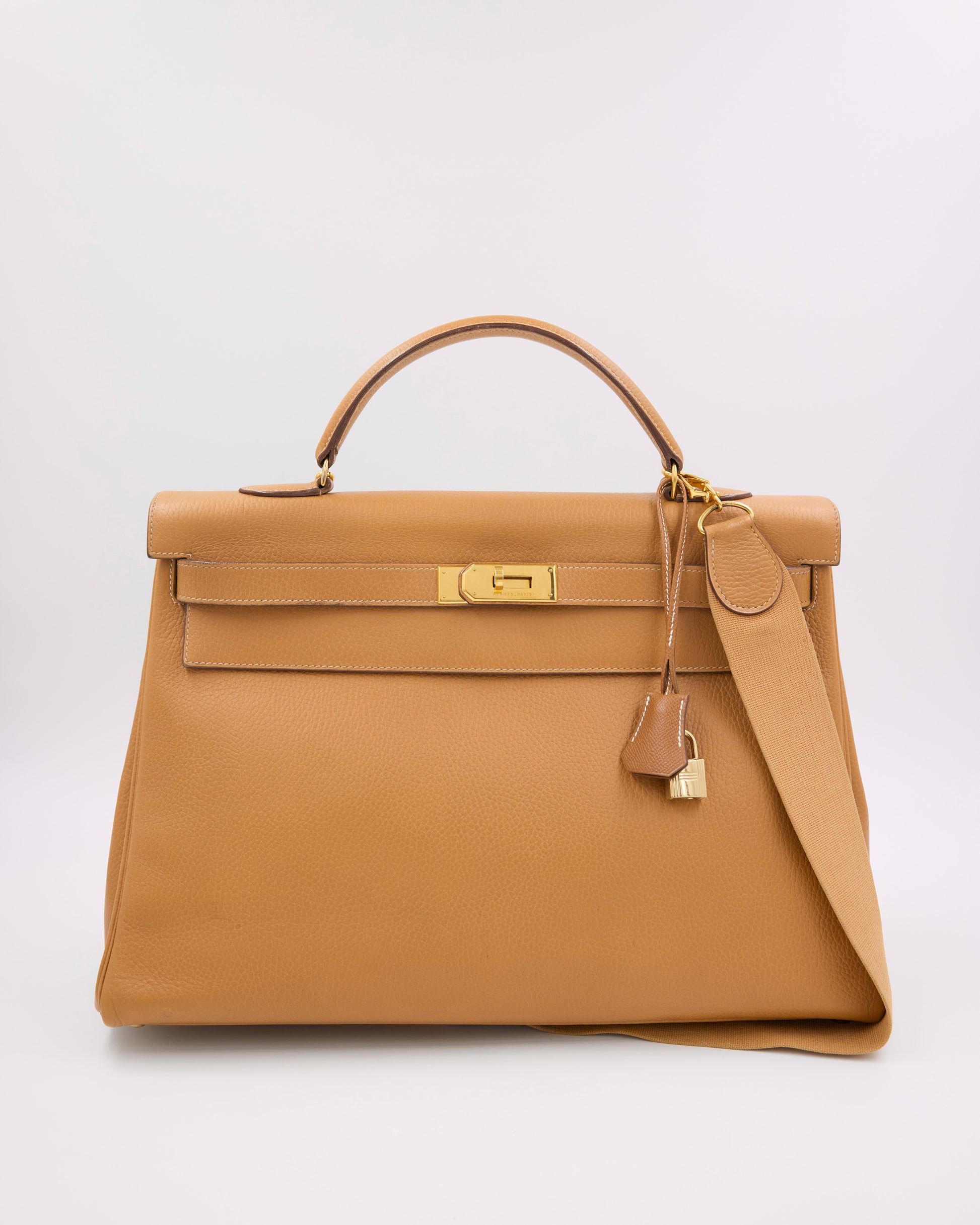 HERMÈS Kelly 40 beige GWH, beige Designerhandtasche aus zweiter Hand mit Goldbeschlägen und Schulterriemen