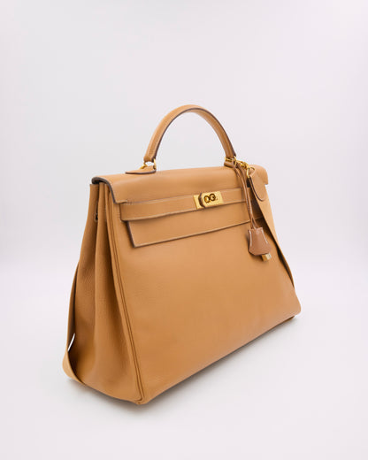 HERMÈS Kelly 40 beige GWH, beige Designerhandtasche aus Leder mit goldfarbenem Verschluss