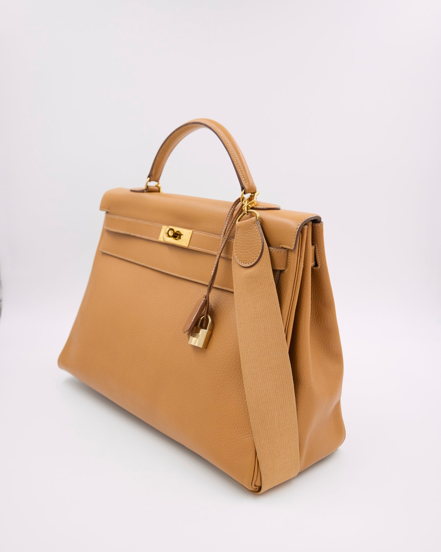 HERMÈS Kelly 40 beige GWH elegante Designerhandtasche aus zweiter Hand mit goldfarbenem Verschluss