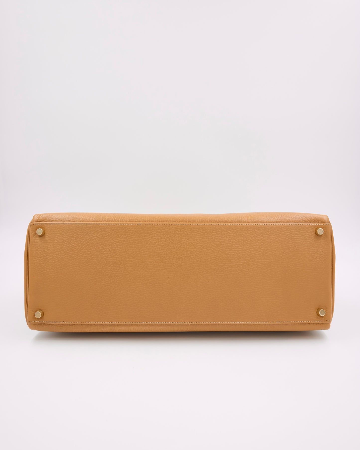 HERMÈS Kelly 40 beige GWH, Unterseite der Designerhandtasche aus Leder