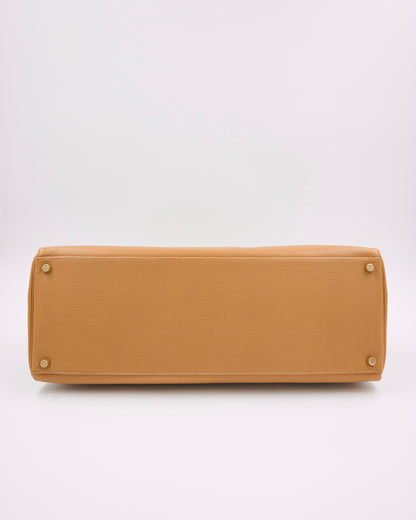 HERMÈS Kelly 40 beige GWH, Unterseite der Designerhandtasche aus Leder