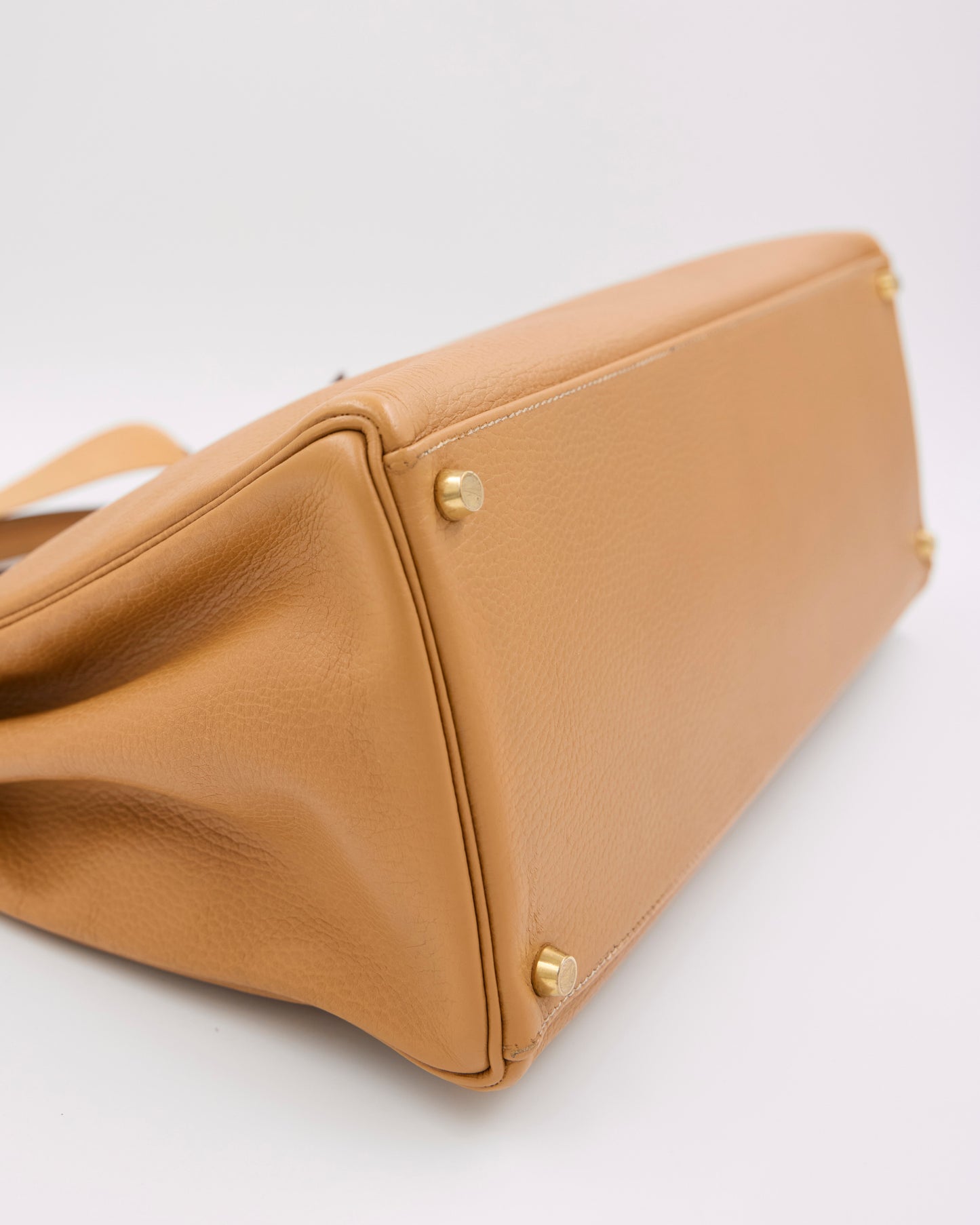 HERMÈS Kelly 40 beige GWH beige Designerhandtasche aus Leder mit goldfarbenen Beschlägen von unten
