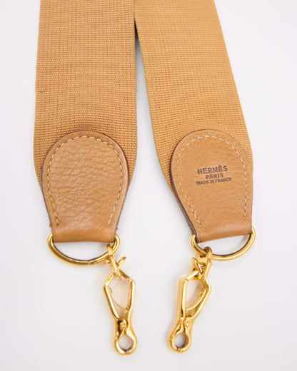HERMÈS Kelly 40 beige GWH mit beige Schulterriemen und goldfarbenen Karabinern