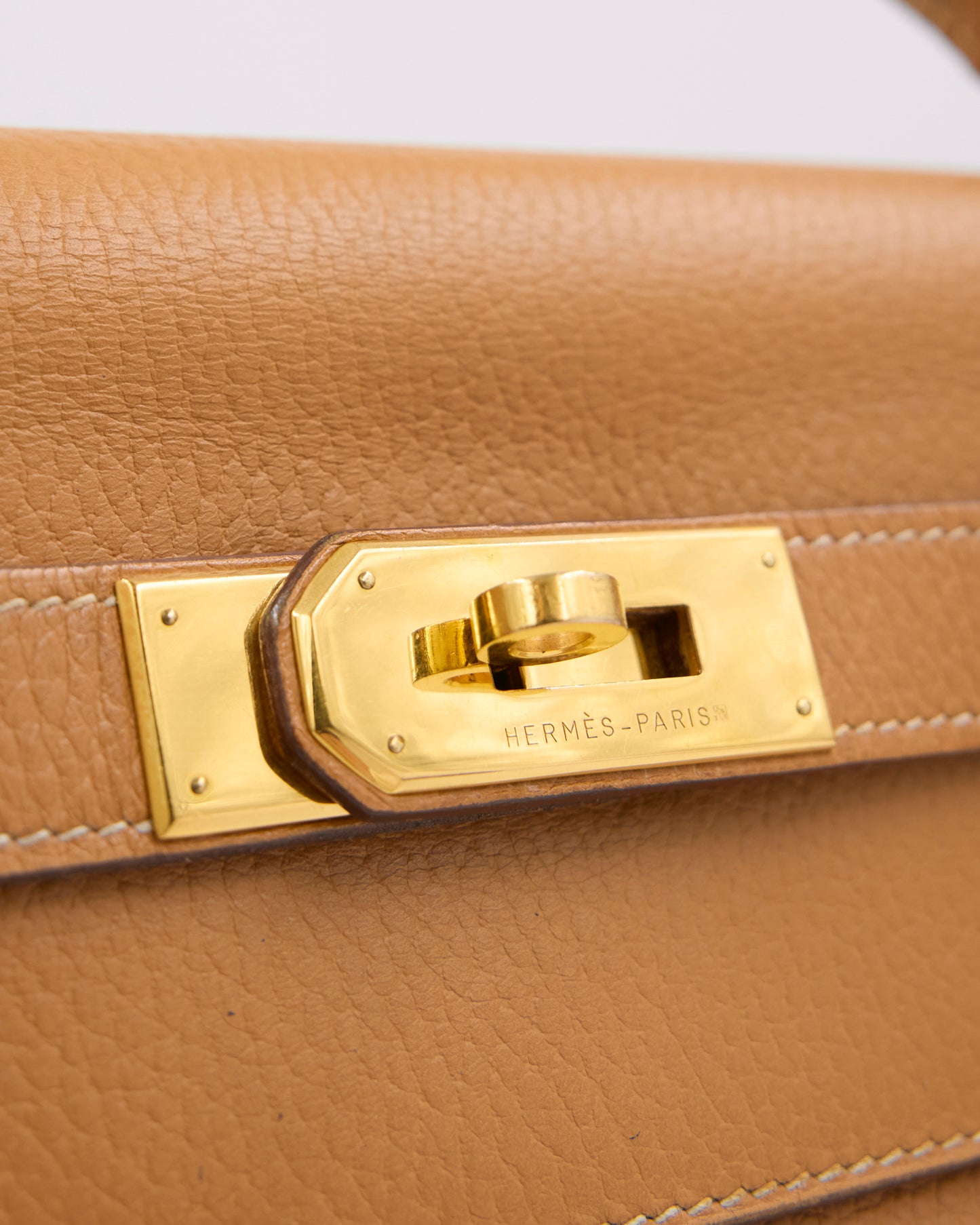 HERMÈS Kelly 40 beige GWH mit goldfarbenem Kelly-Verschluss und strukturiertem Leder