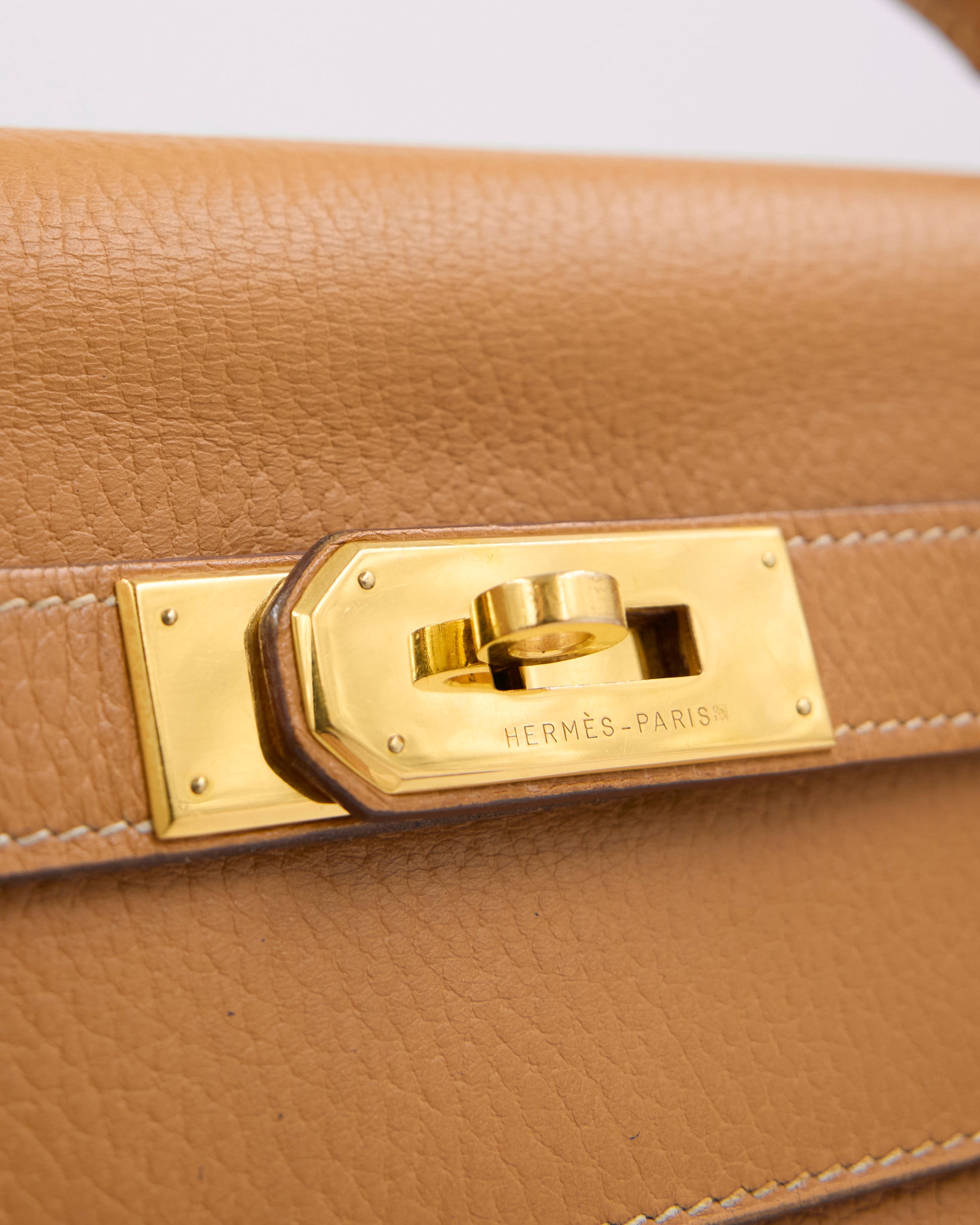 HERMÈS Kelly 40 beige GWH mit goldfarbenem Kelly-Verschluss und strukturiertem Leder
