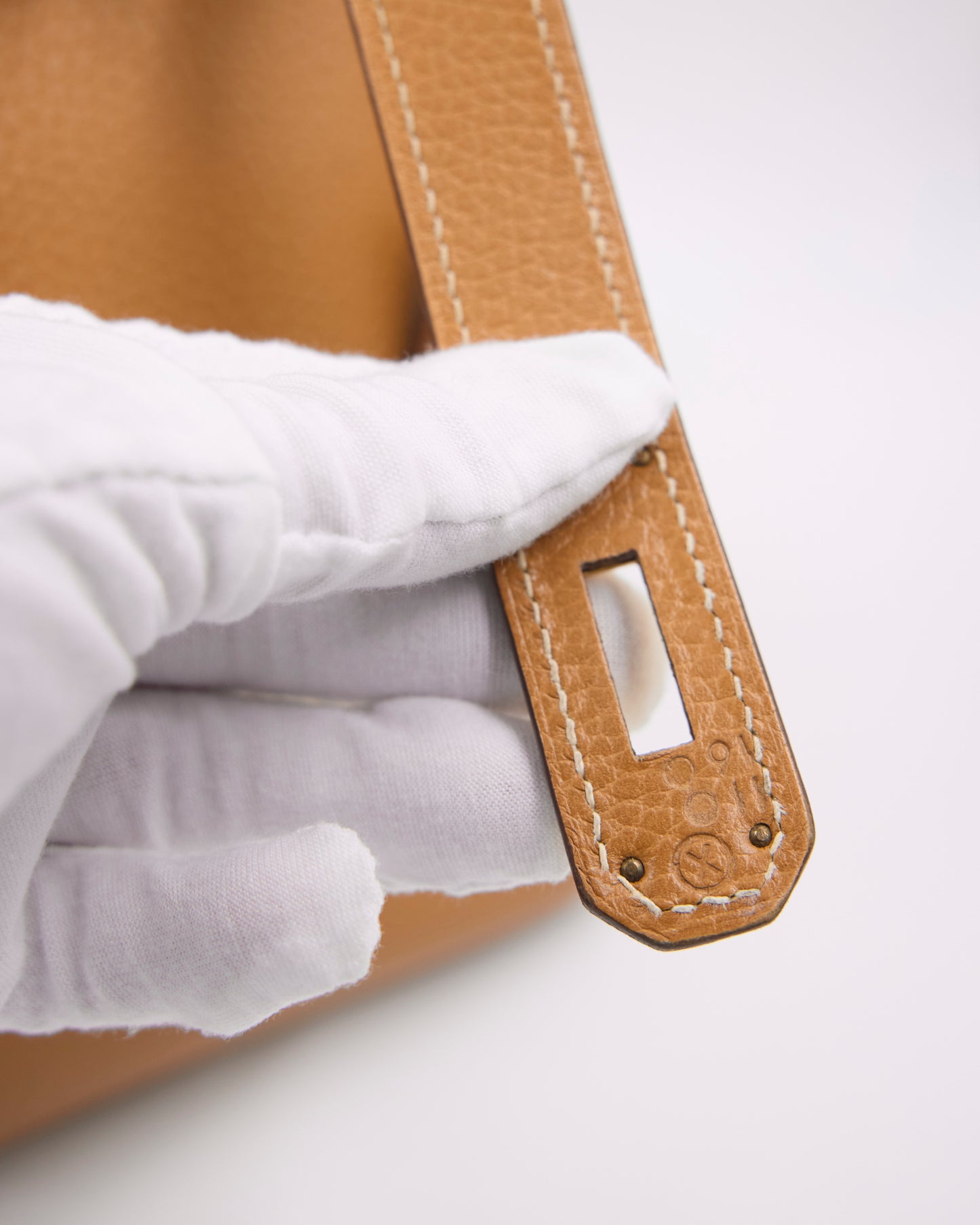 HERMÈS Kelly 40 beige GWH, Detailansicht der Lederlasche mit goldfarbenem Beschlag