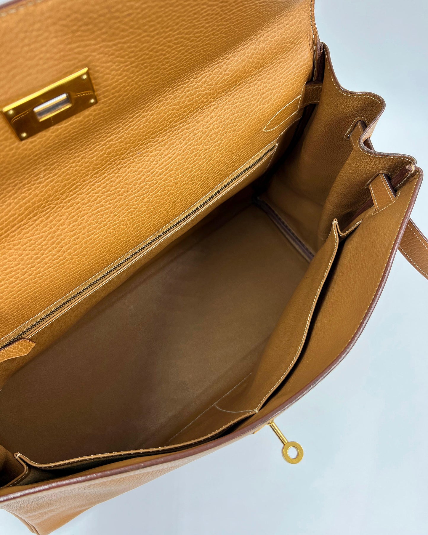 HERMÈS Kelly 40 beige GWH, Innenansicht einer authentischen Designerhandtasche mit geräumigem Lederinterieur
