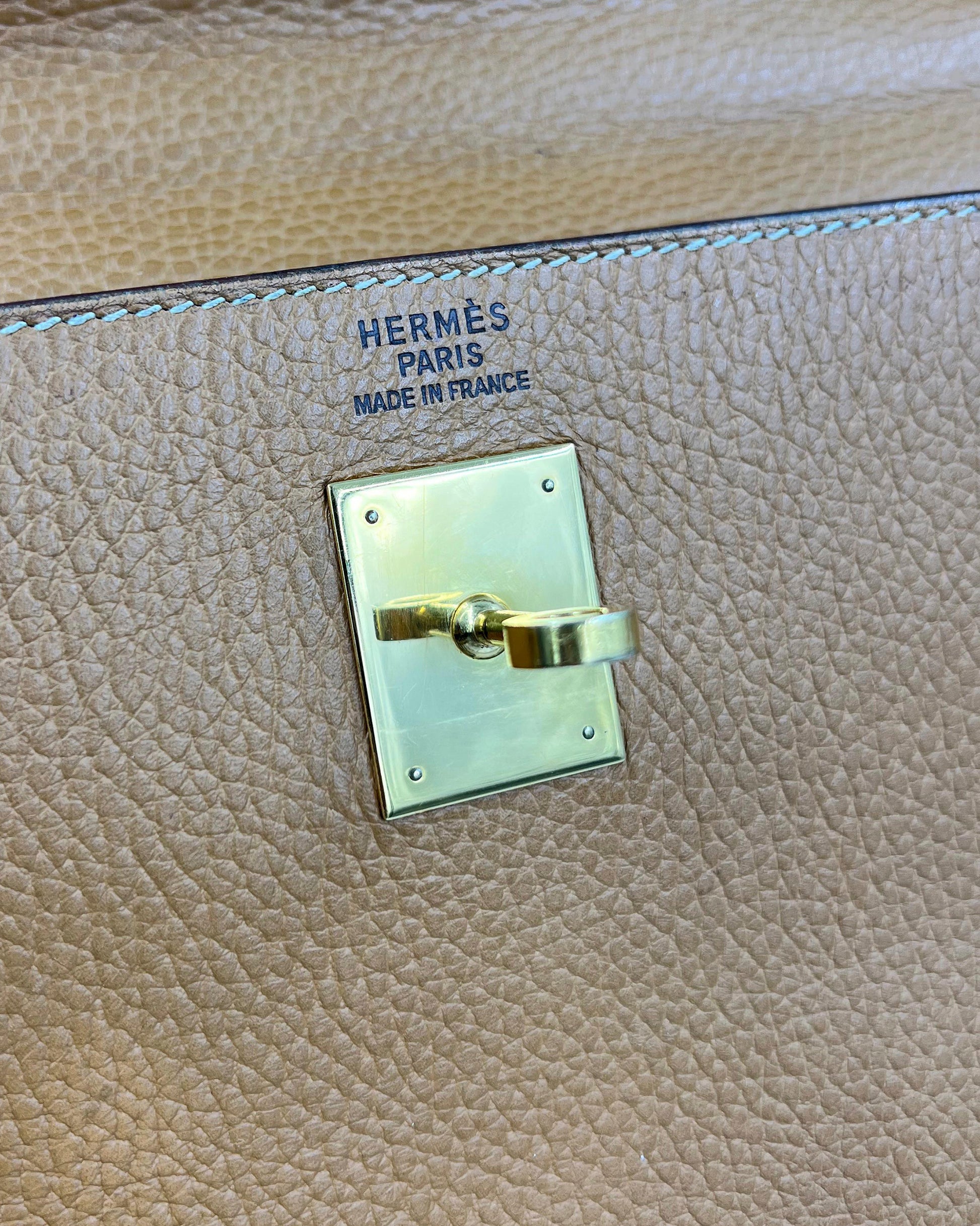 HERMÈS Kelly 40 beige GWH mit goldfarbenem Verschluss und HERMÈS Paris Prägung