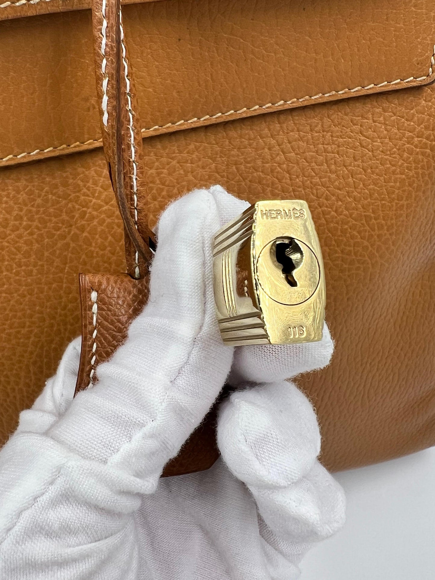 HERMÈS Birkin 40 Swift beige PHW mit Detailaufnahme des charakteristischen Verschlusses