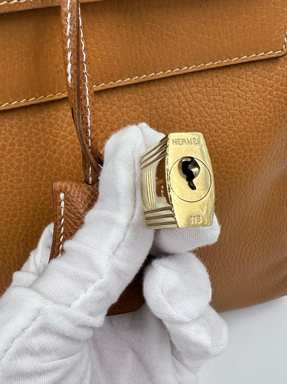 HERMÈS Birkin 40 Swift beige PHW mit Detailaufnahme des charakteristischen Verschlusses