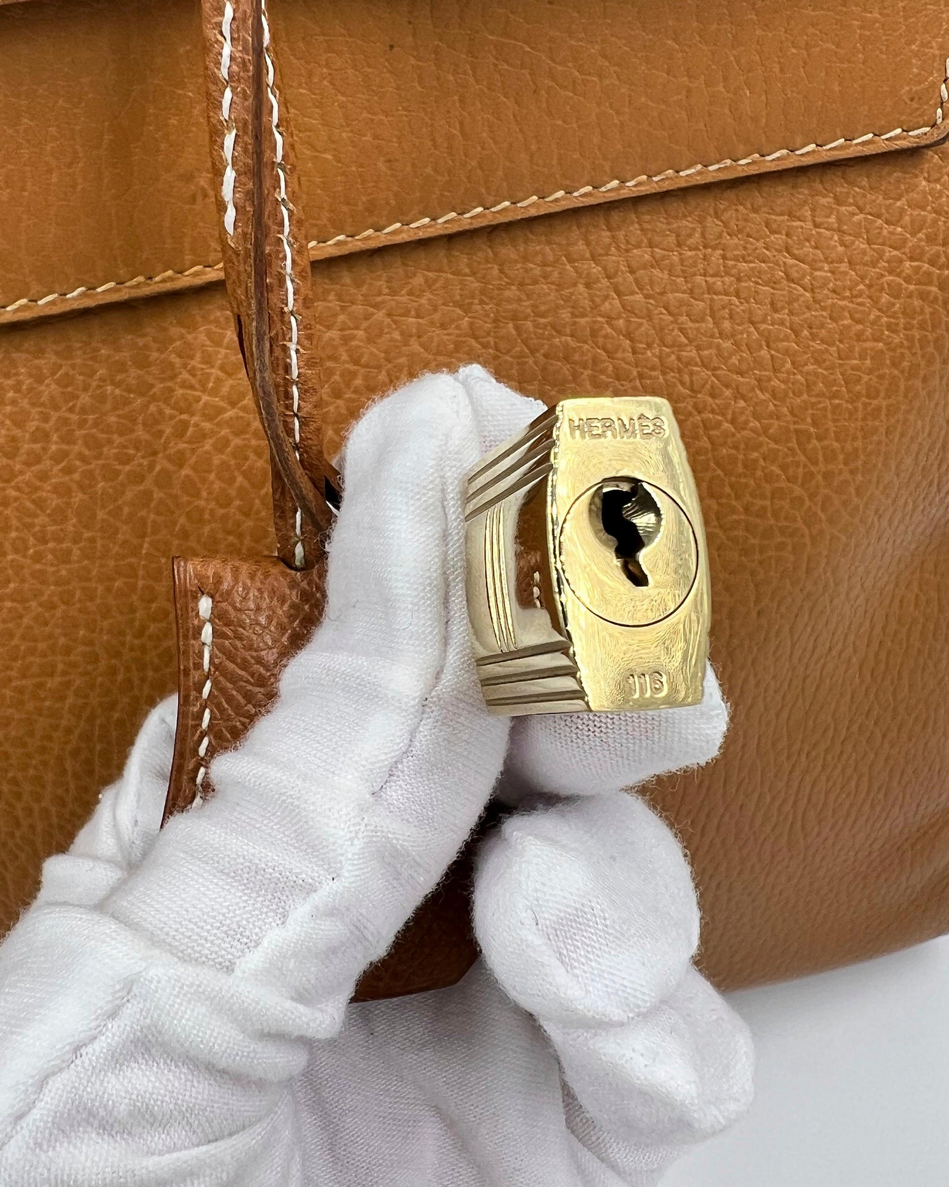 HERMÈS Kelly 40 beige GWH mit goldfarbenem Schloss im Detail