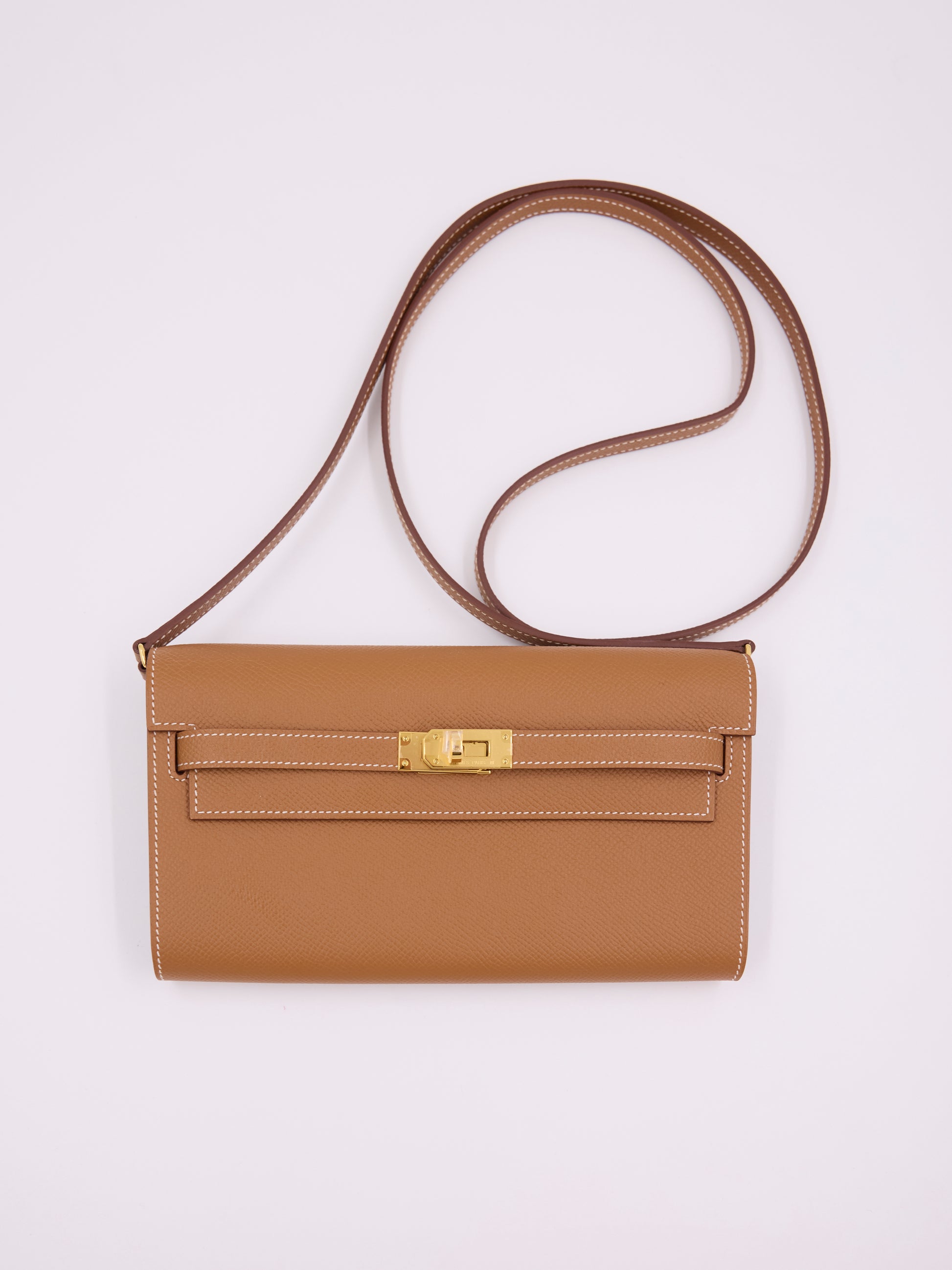 Hermès Kelly to Go Epsom Gold GHW, braune Designerhandtasche mit goldfarbenem Verschluss und Schulterriemen