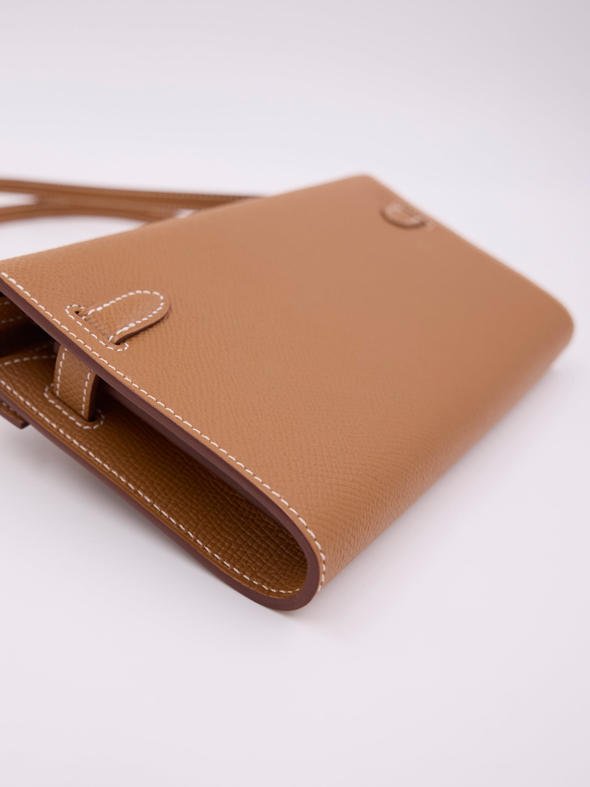 Hermès Kelly to Go Epsom Gold GHW, goldfarbene Clutch aus strukturiertem Epsom-Leder