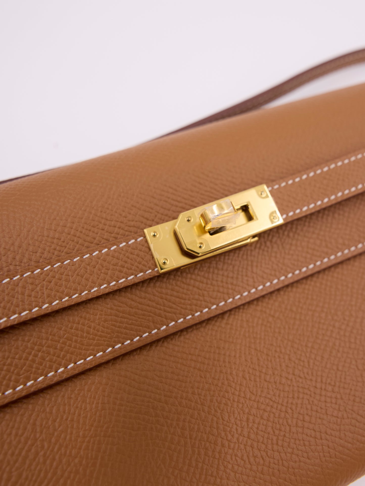Detailansicht von Hermès Kelly to Go Epsom Gold GHW in Goldbraun mit goldfarbenem Verschluss