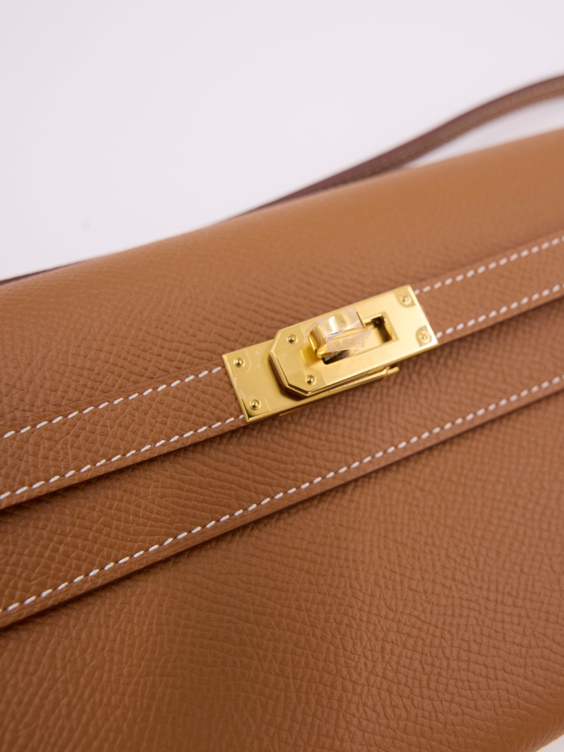 Detailansicht von Hermès Kelly to Go Epsom Gold GHW in Goldbraun mit goldfarbenem Verschluss