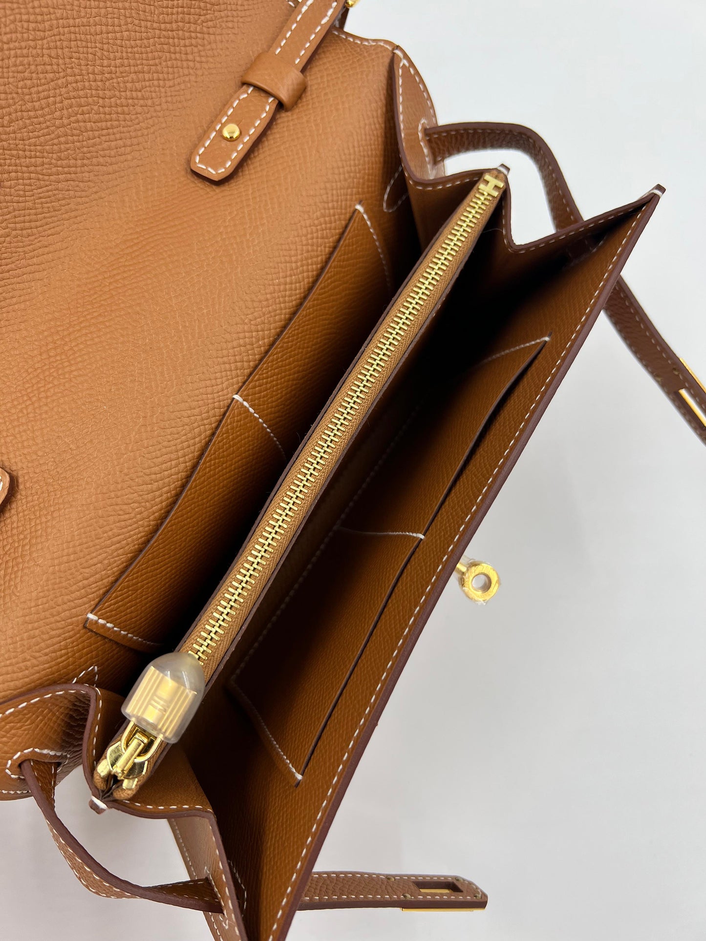 Hermès Kelly to Go Epsom Gold GHW geöffnete Designerhandtasche aus Epsom Leder in Gold