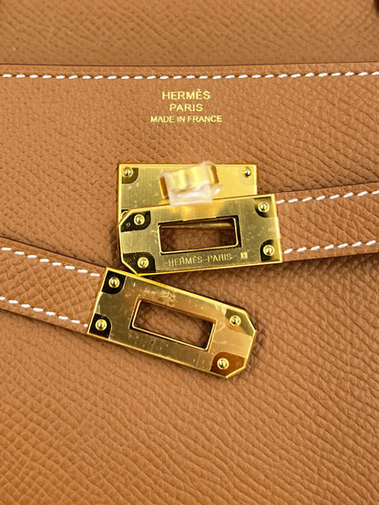 Hermès Kelly to Go Epsom Gold GHW aus braunem Epsom Leder mit goldfarbenem Verschluss