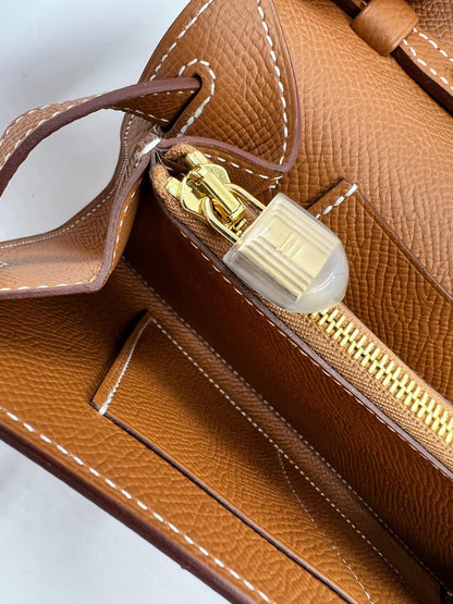 Hermès Kelly to Go Epsom Gold GHW Detailaufnahme der goldfarbenen Reißverschlussdetails und Lederverarbeitung