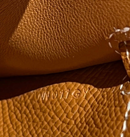 Hermès Kelly to Go Epsom Gold GHW mit goldfarbener Epsom-Lederstruktur im Detail