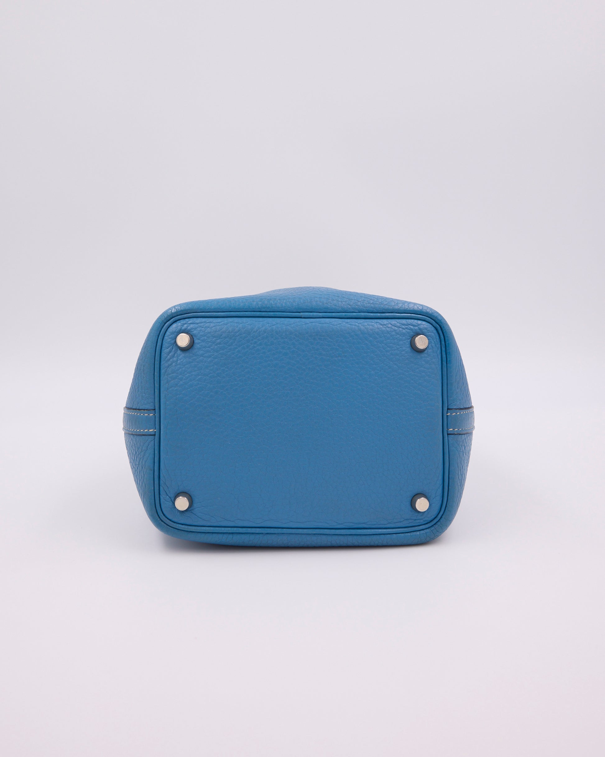 HERMÈS Picotin 18 Clemence Blue Jean PHW blaue Designerhandtasche aus Leder von unten
