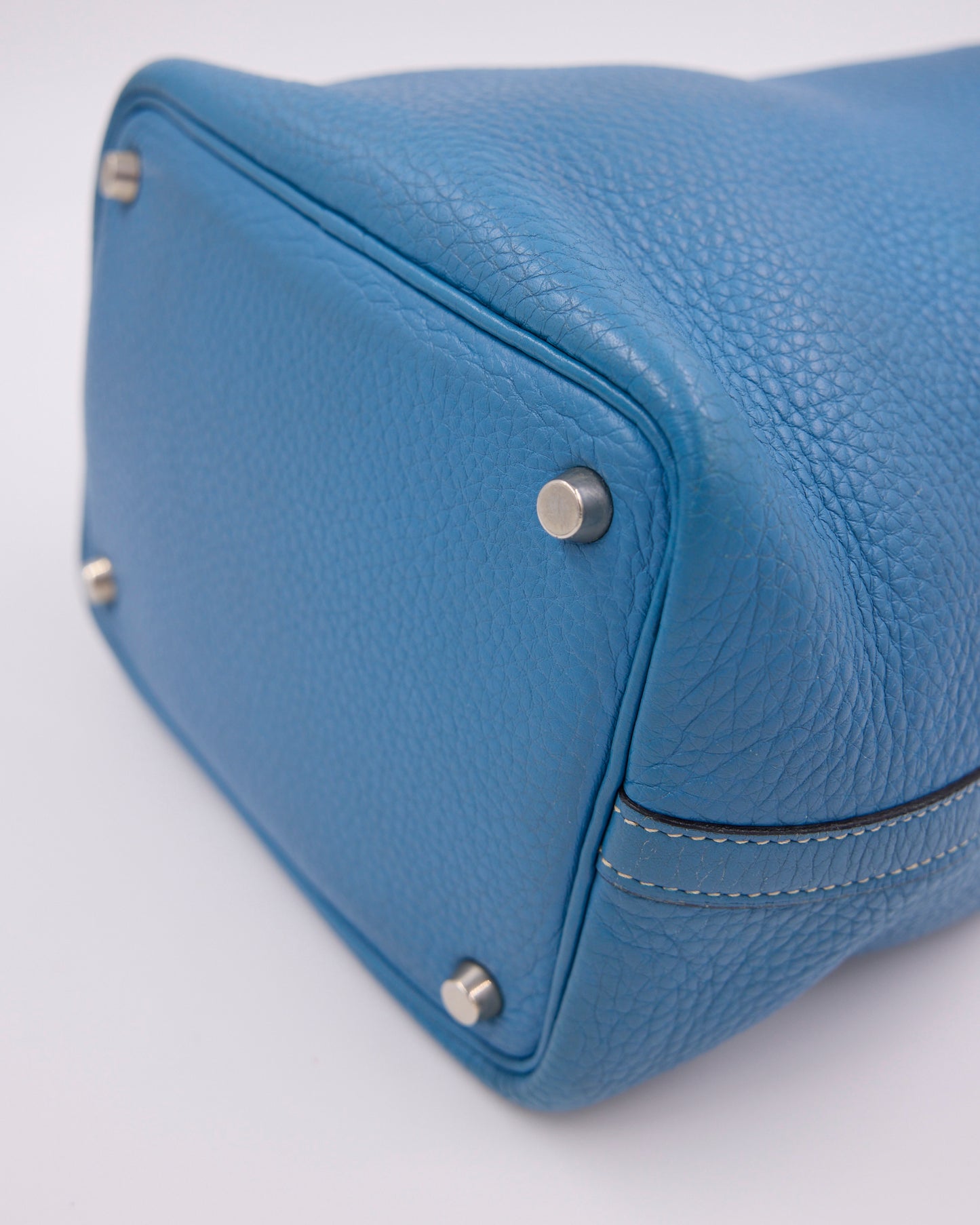 HERMÈS Picotin 18 Clemence Blue Jean PHW Detailansicht des blauen Clemence Leders und der Metallfüße