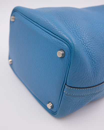 HERMÈS Picotin 18 Clemence Blue Jean PHW Detailansicht des blauen Clemence Leders und der Metallfüße