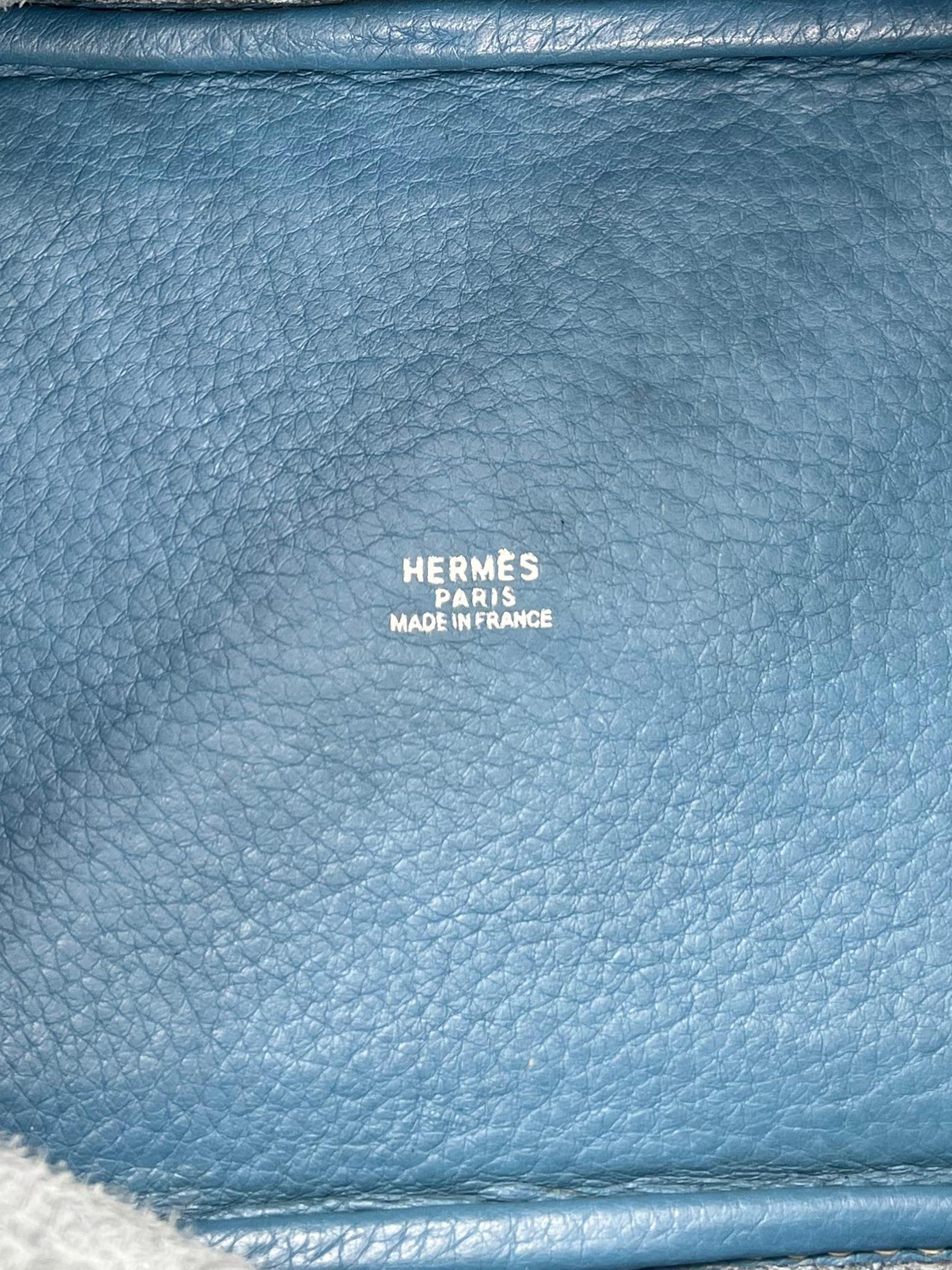 HERMÈS Picotin 18 Clemence Blue Jean PHW, Detailansicht des blauen Leders mit HERMÈS Prägung