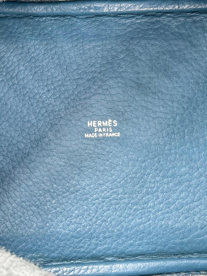 HERMÈS Picotin 18 Clemence Blue Jean PHW, Detailansicht des blauen Leders mit HERMÈS Prägung