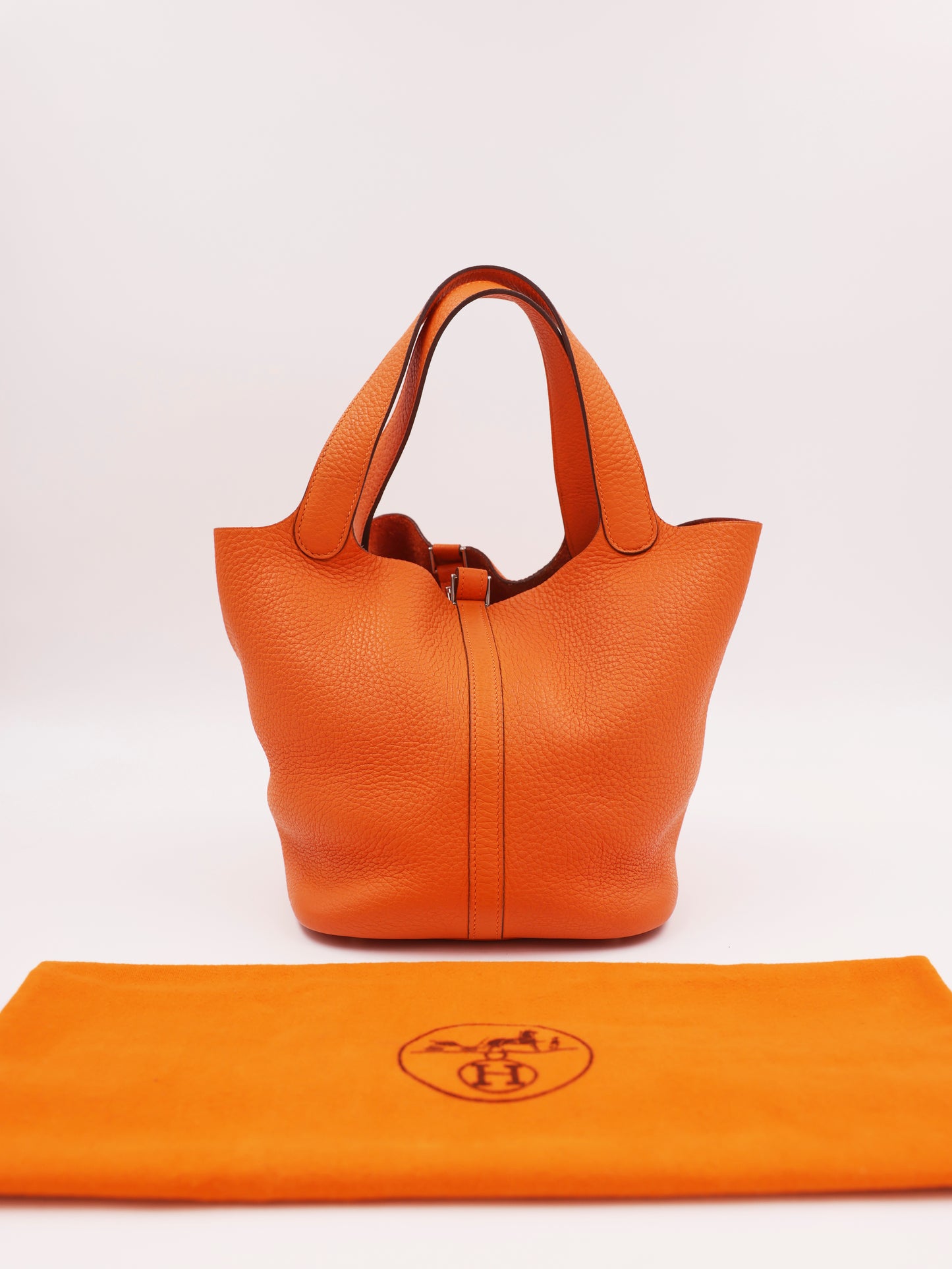 HERMÈS Picotin 22 orange PHW, orangefarbene Designerhandtasche mit Henkeln und Staubbeutel