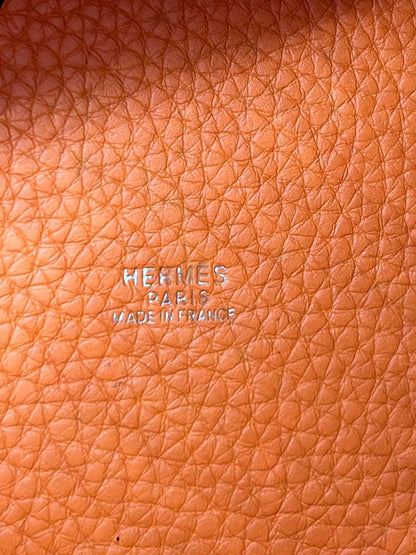 HERMÈS Picotin 22 orange PHW aus orangefarbenem Leder mit geprägtem HERMÈS Paris Made in France Logo