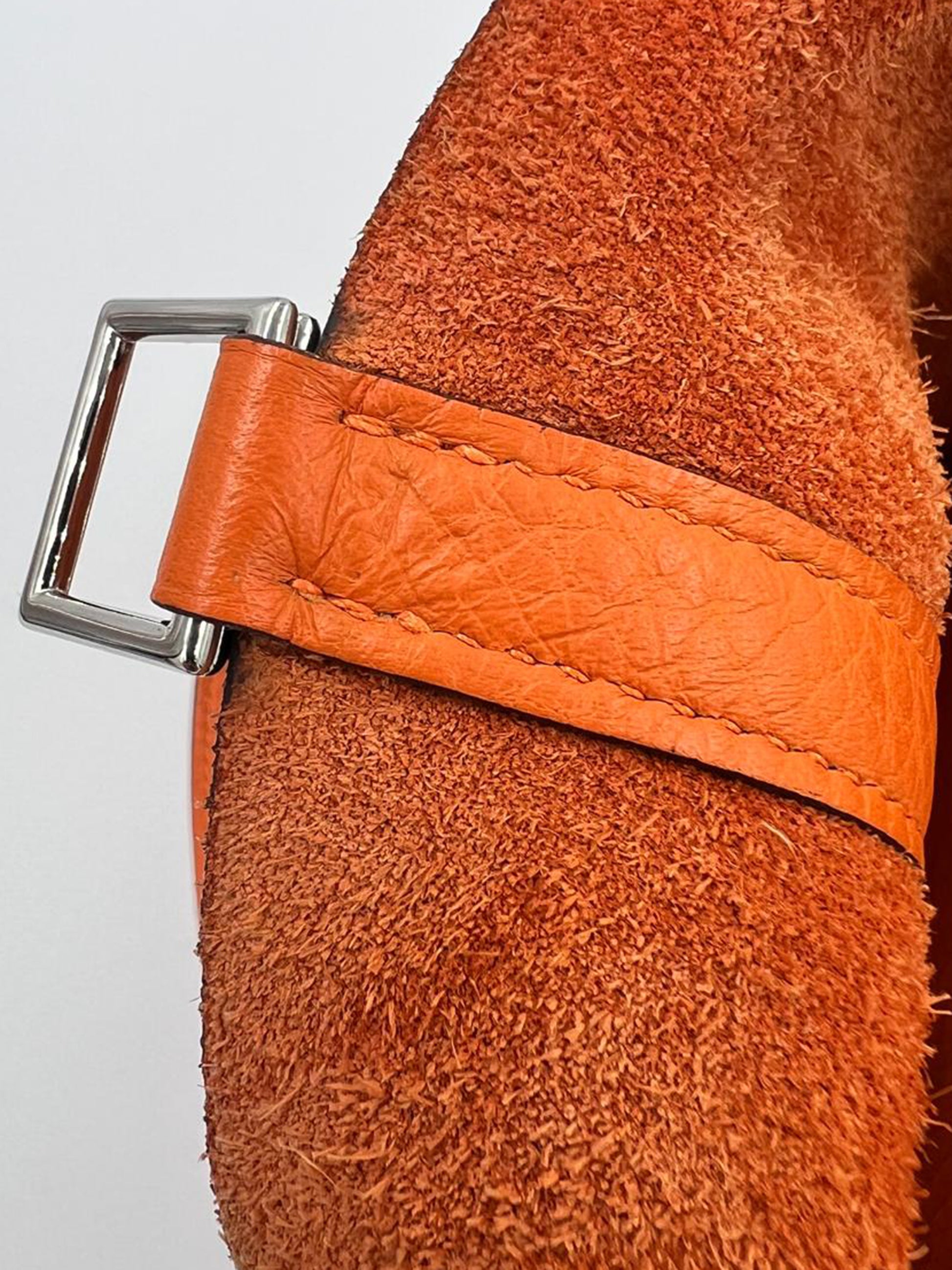 HERMÈS Picotin 22 orange PHW mit Detailaufnahme des orangefarbenen Lederriemens und silberfarbenem Verschluss