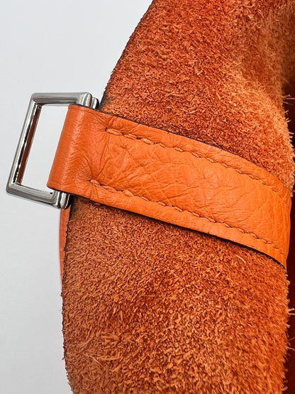 HERMÈS Picotin 22 orange PHW mit Detailaufnahme des orangefarbenen Lederriemens und silberfarbenem Verschluss