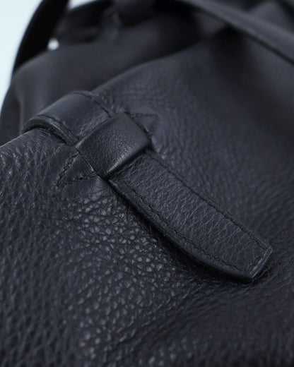 HERMÈS Thar GM Clemence schwarz, Detailaufnahme der schwarzen Lederstruktur und Tragegriffe