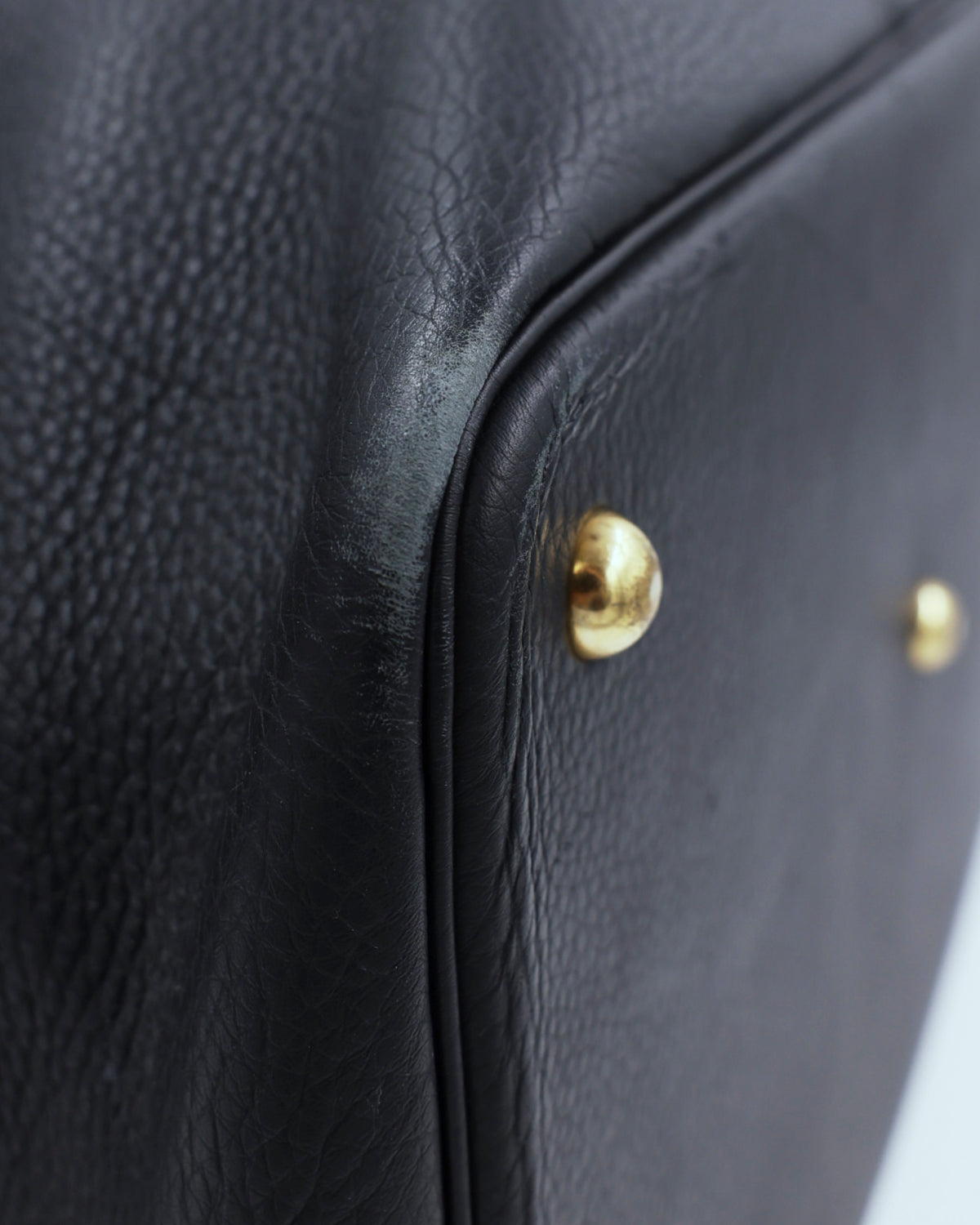 Detailaufnahme der HERMÈS Thar GM Clemence schwarz aus schwarzem Leder mit goldfarbenem Beschlag