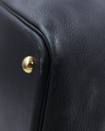 HERMÈS Thar GM Clemence schwarz, Detail aus schwarzem Clemence Leder mit goldfarbenem Beschlag