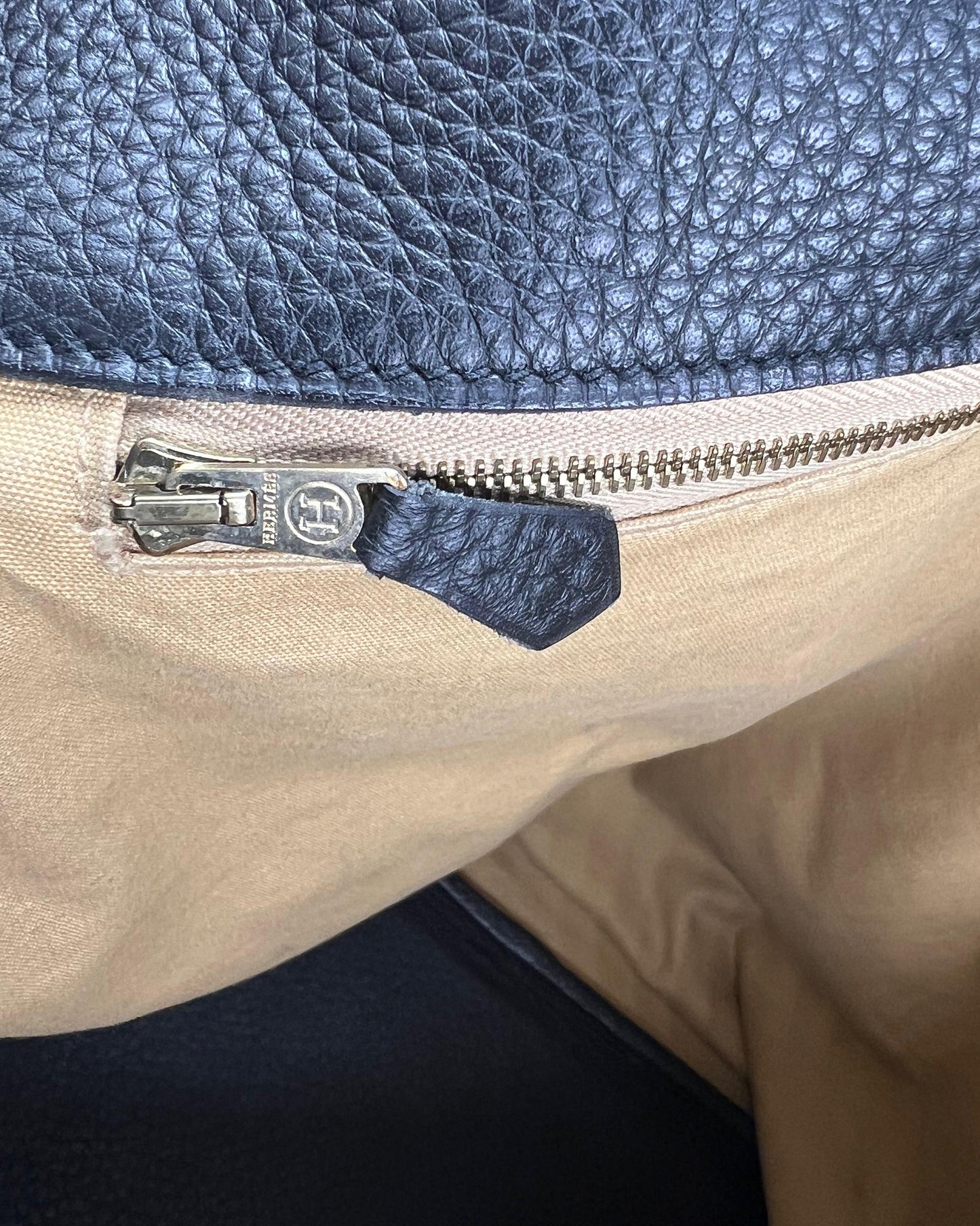 HERMÈS Thar GM Clemence schwarz mit Detailansicht von Reißverschluss und schwarzem Leder