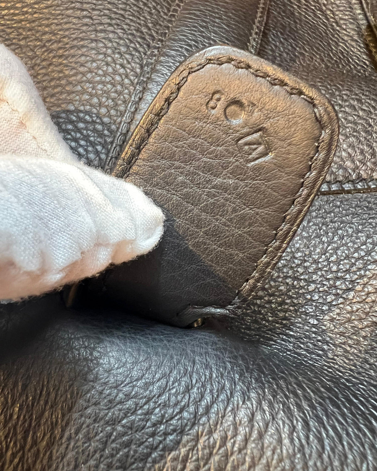HERMÈS Thar GM Clemence schwarz mit geprägtem Logo auf schwarzem Leder