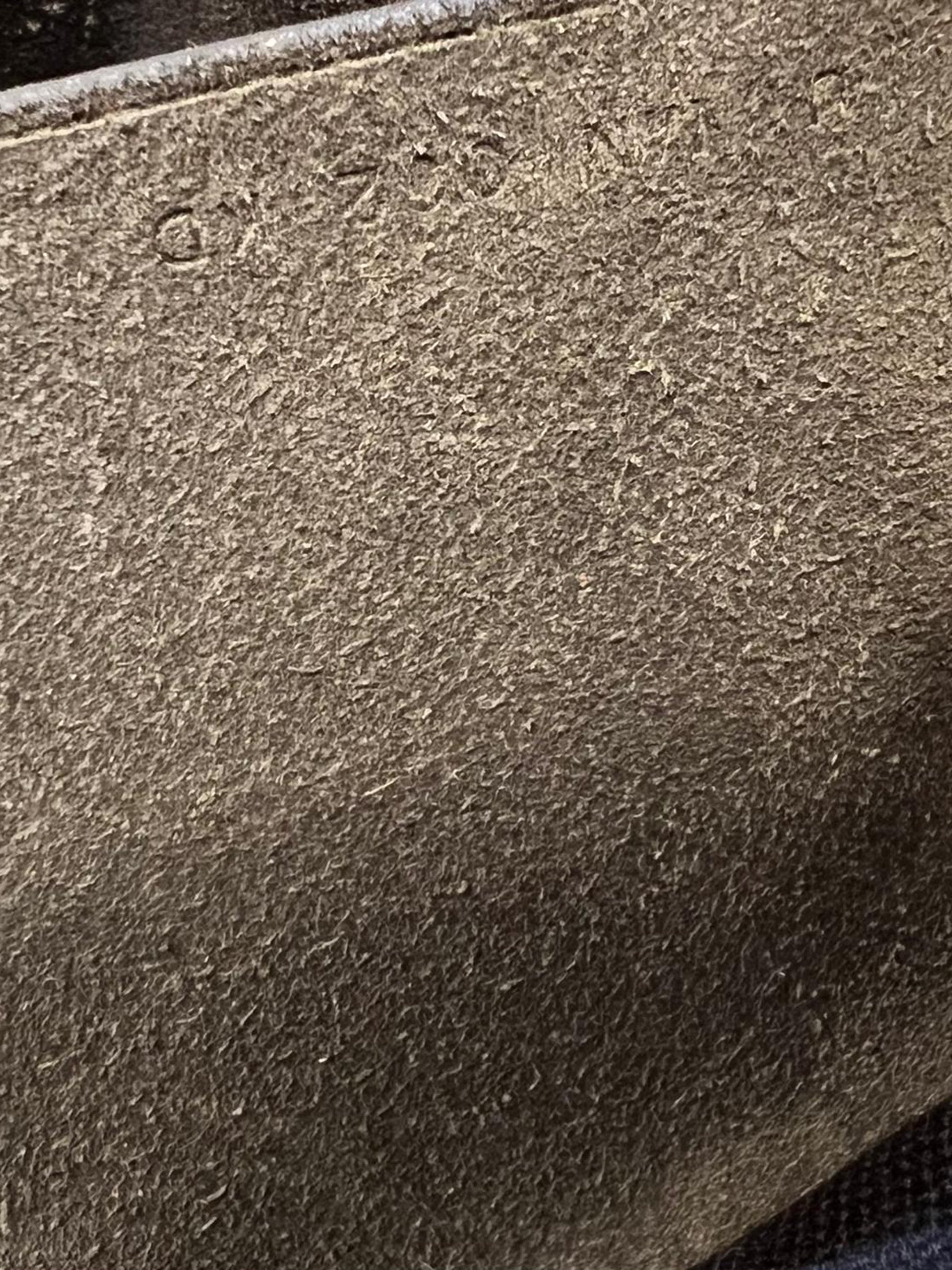 HERMÈS Herbag 31 Zip schwarz GHW, Detailansicht des strukturierten schwarzen Leders einer Designerhandtasche second hand