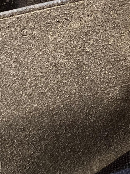 HERMÈS Herbag 31 Zip schwarz GHW, Detailansicht des strukturierten schwarzen Leders einer Designerhandtasche second hand