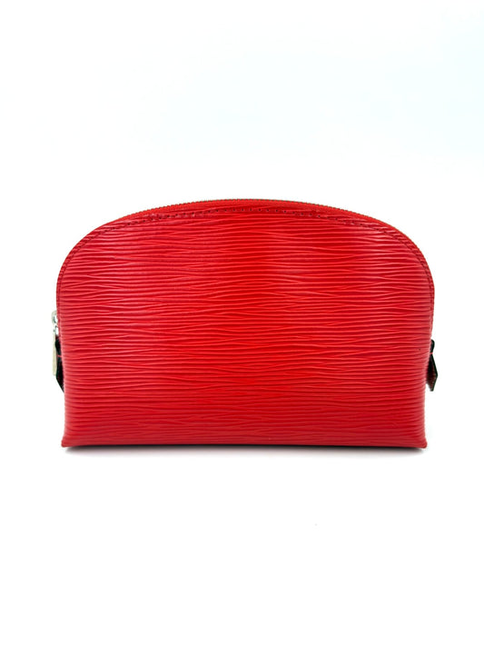 LOUIS VUITTON Pochette Cosmetique Epi rouge aus Epileder, neuwertig, Maße 19x12x6 cm, glänzende Metallbeschläge.