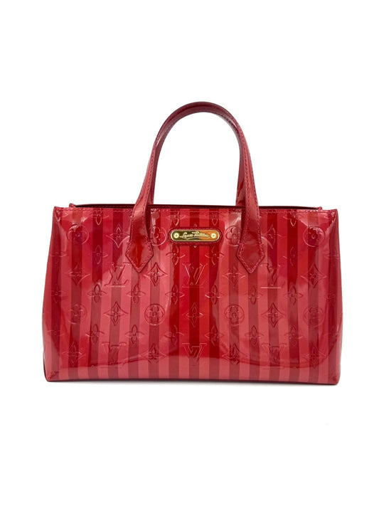 LOUIS VUITTON Wilshire Monogram Vernis Rayures in glänzendem roten Lackleder mit Monogramm und Streifenmuster.