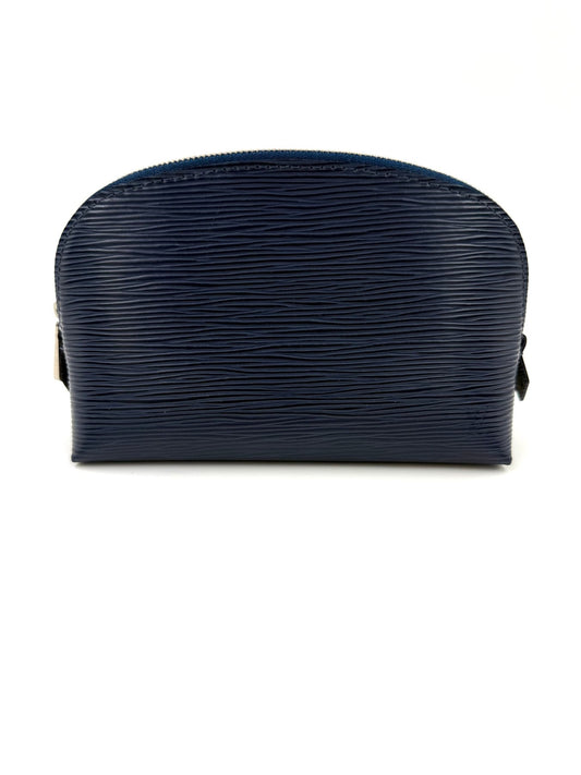 LOUIS VUITTON Pochette Cosmetique Epi indigo in elegantem, strukturiertem Leder mit Reißverschluss und kompakter Form.