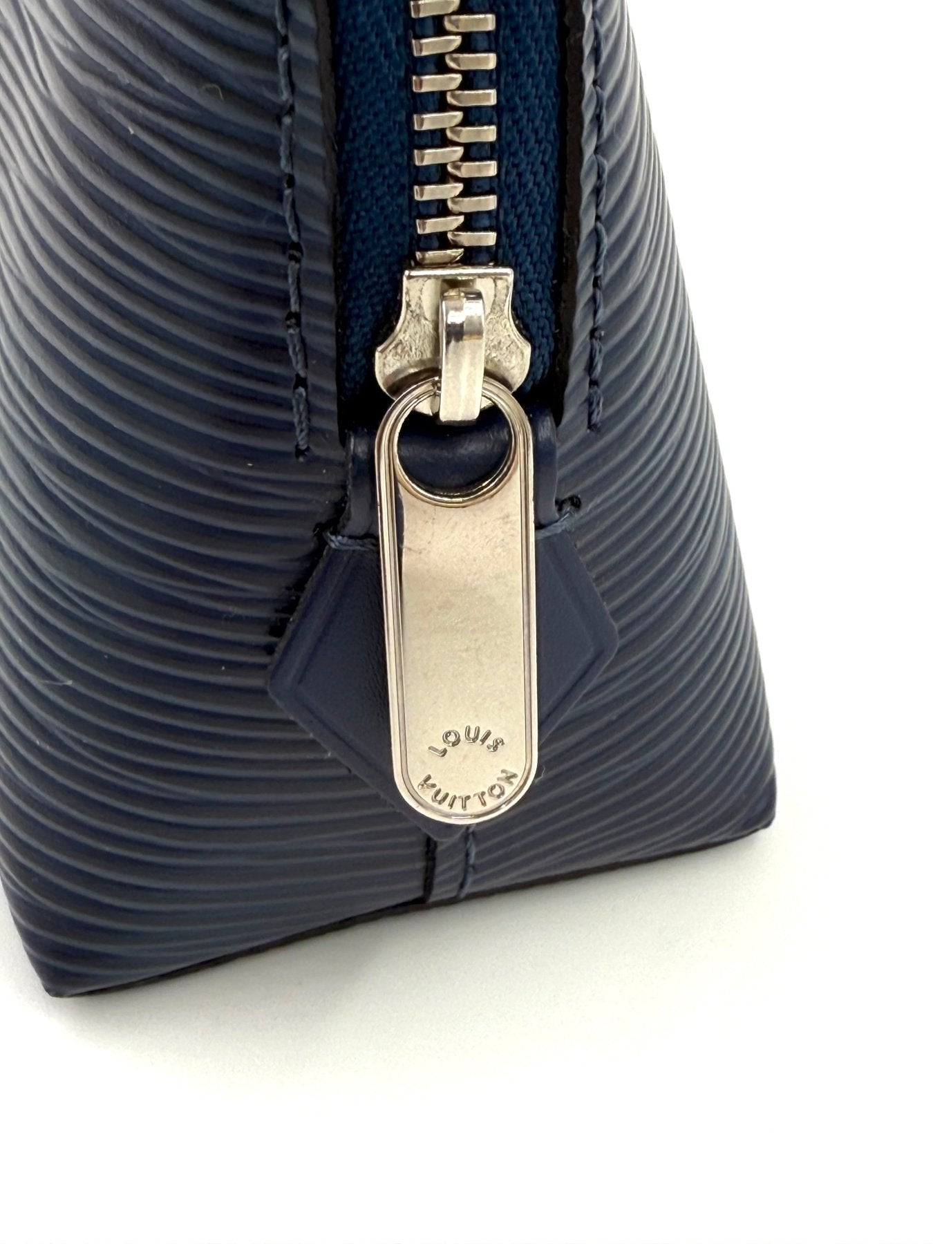 LOUIS VUITTON Pochette Cosmetique Epi indigo - Clutch & Macarons - Chip - Clutch & Macarons - 