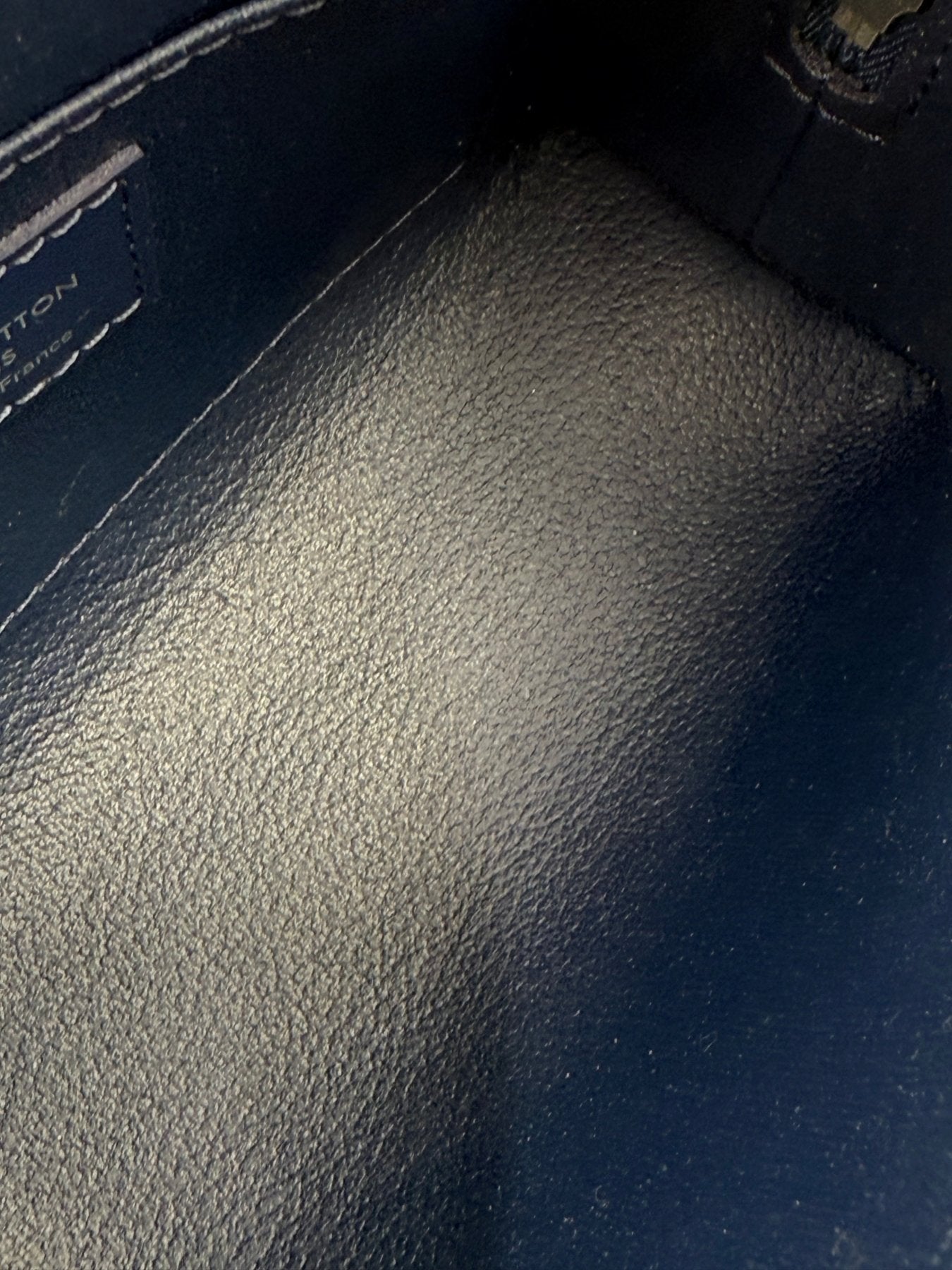 LOUIS VUITTON Pochette Cosmetique Epi indigo - Clutch & Macarons - Chip - Clutch & Macarons - 