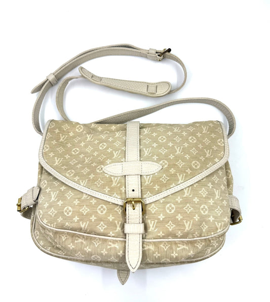LOUIS VUITTON Saumur 30 Mini Lin Umhängetasche aus leichtem Canvas mit verstellbarem Schulterriemen und klassischem Monogramm.