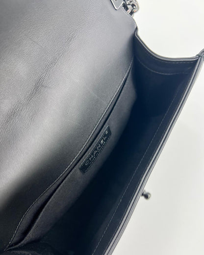 CHANEL Boy Medium Schwarz So Black