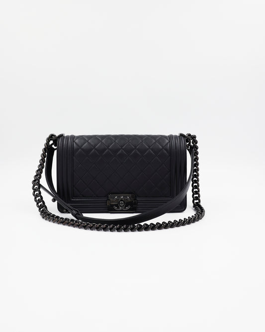 CHANEL Boy Medium Schwarz So Black, schwarze gesteppte Schultertasche mit Kettenriemen und Boy-Verschluss