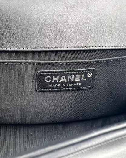 CHANEL Boy Medium Schwarz So Black